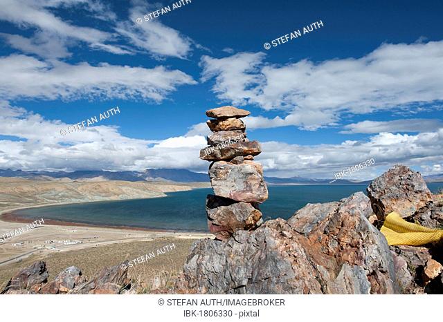 Stone man near Chiu Gompa Monastery, view over Lake Manasarovar, Mapham Yutsho, Kailash area, Ngari, Trans-Himalaya, Himalayas, West Tibet