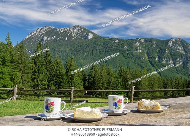 Kaffee und Kuchen auf der Bäckeralm am Teisenberg in der Gemeinde Inzell mit dem Zwiesel im Hintergrund