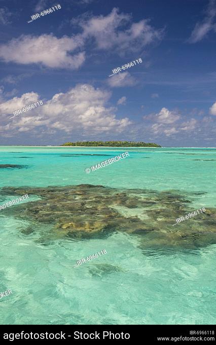Little island in the turquoise waters in the Aitutaki lagoon, Rarotonga and the Cook islands