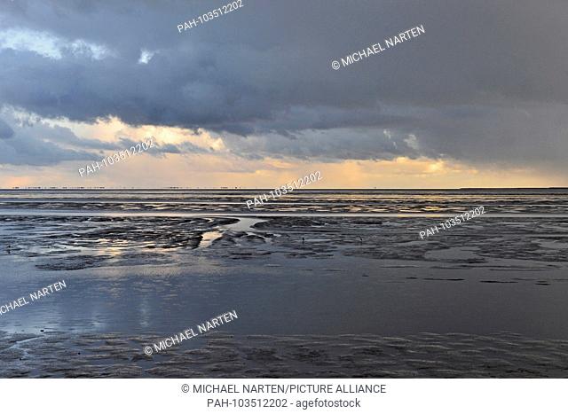 Dark rain clouds above the sludge from the Wadden Sea in North Frisia with water areas from the tideways, 23 April 2016 | usage worldwide
