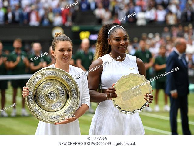 (190713) -- LONDON, July 13, 2019 (Xinhua) -- Simona Halep (L) of Romania and Serena Williams of the United States pose for photos after the women's singles...