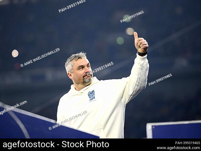 Coach Thomas REIS (GE) shows thumbs up after, gesture, gesture, soccer 1st Bundesliga, 24th matchday, FC Schalke 04 (GE) - Borussia Dortmund (DO) 2: 2