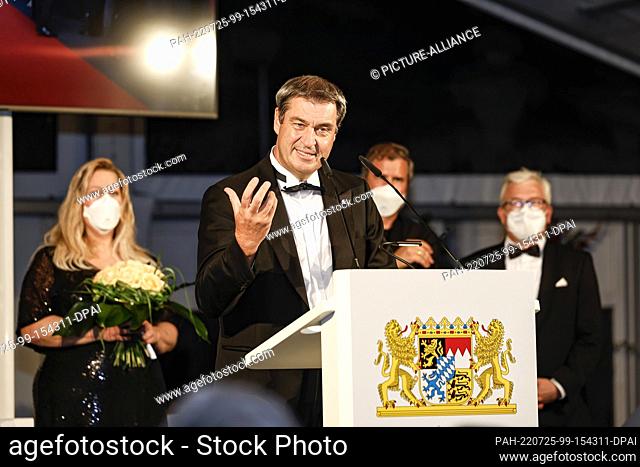 25 July 2022, Bavaria, Bayreuth: Bavaria's Minister President Markus Söder speaks at the state reception in the cour d'honneur of the New Palace Bayreuth
