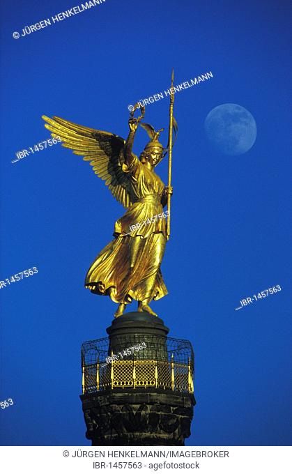 So-called Goldelse, Victoria statue on the Siegessaeule victory column with moon, Grosser Stern junction, Strasse des 17