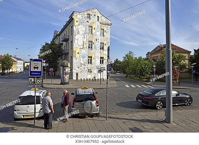 chauffeurs de taxi devant la peinture murale, par l'artiste italien Millo, sur un immeuble en face du marche Hales, 56 rue Pylimo, Vilnius, Lituanie