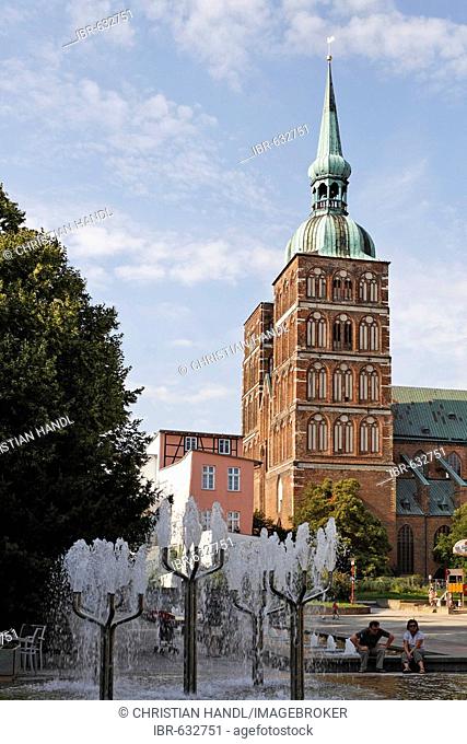 Fountain and view of St. Nicholas Church, Stralsund, Mecklenburg-Western Pomerania, Germany, Europe