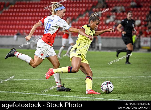 Franny Cerna of Slavia, left, and Nikita Parris of Arsenal in action during the UEFA Women's Champions League 2nd round match Slavia Praha vs Arsenal in Prague