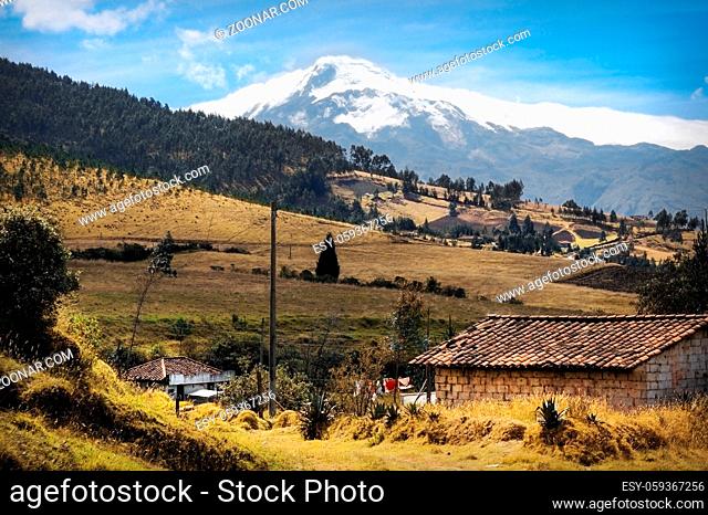 Landschaft Ekuadors mit Blick auf den 4939 Meter hohen Cotacachi Vulkan