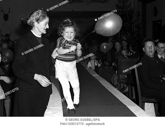More than 150 proud mothers lead their offspring over the catwalk on 17 December 1949 in Munich. Of course, everyone is convinced that their child is the most...