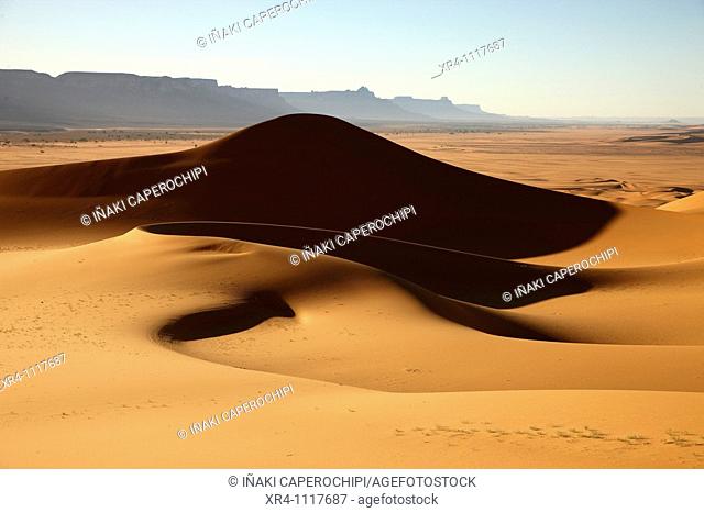 Sand dune and Akakus massif near Ghat , Wadi Tanezzouft, Ghat, Libia