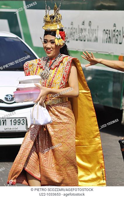 Chiang Mai (Thailand): a Khon dancer crossing the street