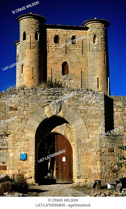 Arques is a small village with a Cathar castle, whcih was built in the 11th century and restored several times since. The large square keep has a wall around it