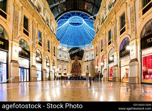 Galleria Vittorio Emanuele II Entryway Famous Destination Italy Architecture Shopping Mall During Christmas 2016 Traveling Winter Sightseeing Crowd