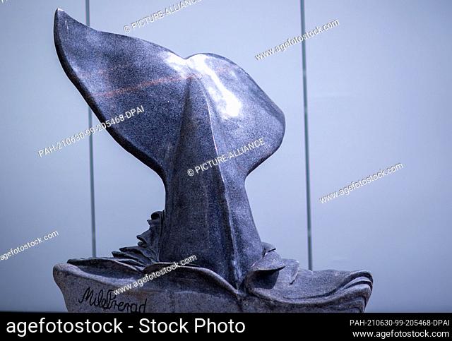 30 June 2021, Mecklenburg-Western Pomerania, Stralsund: A whale's tail fin sculpted from granite by artist Mile Prerad stands in front of the Ozeaneum