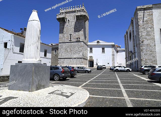 Estremoz, Castle, Pousada, church and statue of Rainha Isabel. Evora, Alentejo, Portugal