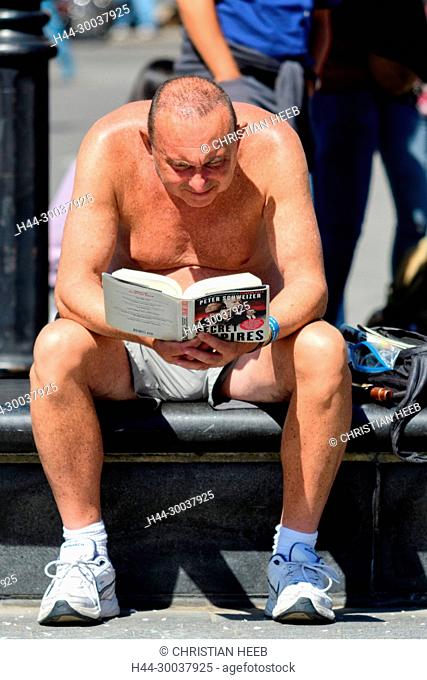 North America, East Coast, USA, American, New York, Manhattan, Greenwich Village, Washington Square, man reading book