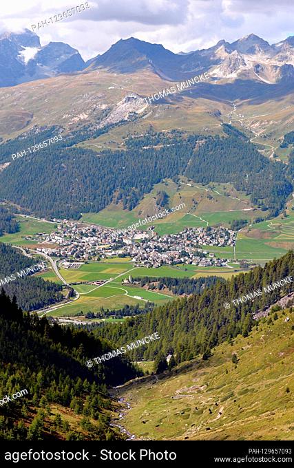 View from Muottas Muragl to Celerina in Upper Engadine. | usage worldwide. - St Moritz/Graubünden/Switzerland