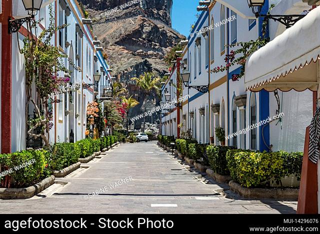 Alley to the mountains in romantic Puerto Mogan on Gran Canaria