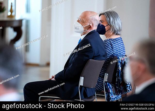 07 May 2021, Berlin: Elisabeth and Rafael Seligmann from Berlin sit at the award ceremony for the Order of Merit of the Federal Republic of Germany at Bellevue...