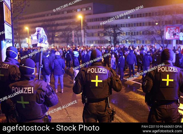10 January 2022, Thuringia, Gera: Participants of a so-called walk against the Corona measures and police officers face each other in the city center
