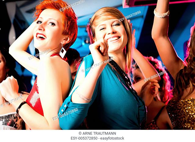 Frauen in einem Club oder einer Disco beim Tanzen