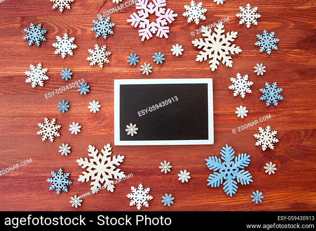 Rustikaler Hintergrund mit Schneeflocken aus Holz