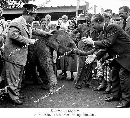 July 21, 1953 - London, England, U.K. - LOU COSTELLO and BUD ABBOTT tried out some of their brand of humour and fun on the new Zoo elephant, Lakismi