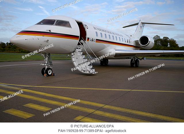 27 September 2019, North Rhine-Westphalia, Nörvenich: A Bombardier Global 5000 of the Luftwaffe is standing at the airport of the Tactical Air Force Schwarder...