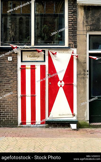 Netherlands, Gouda, Achter de Kerk, behind the Sint Janskerk, red and white cellar door