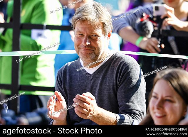 20 September 2021, Schleswig-Holstein, Flensburg: Robert Habeck (M), federal chairman of Bündnis 90/Die Grünen, claps his hands during an election campaign...