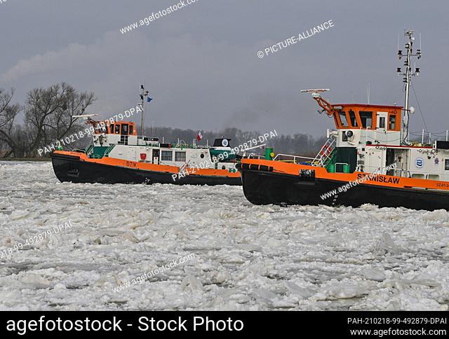 18 February 2021, Poland, Zatan Dolna: Two Polish icebreakers are sailing on the German-Polish border river Oder north of Schwedt (Brandenburg)