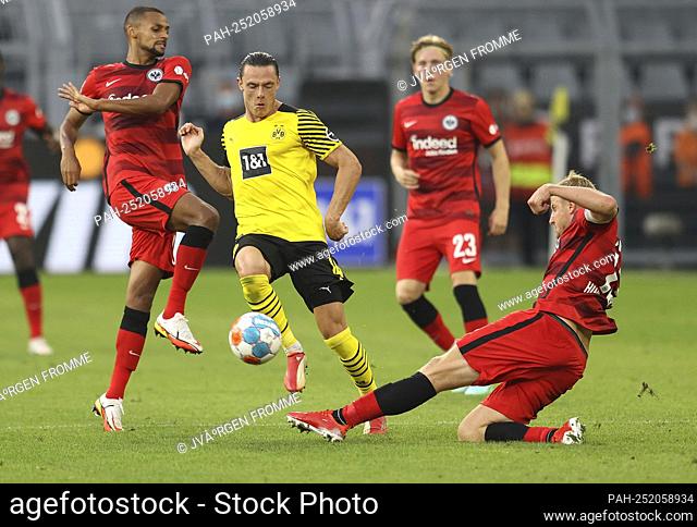 firo 1st Bundesliga. 2021/2022 Football: Football: 14.08.2021 BVB Borussia Dortmund - Eintracht Frankfurt 5: 2 Nico Schulz, duels www.firosportphoto