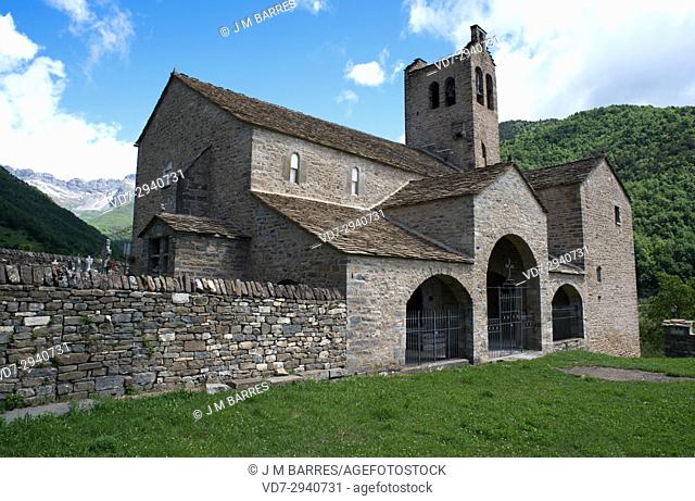 Linas de Broto, San Miguel Church with tour 13th century tower. Torla-Ordesa municipality, Sobrarbe, Huesca province, Aragon, Spain