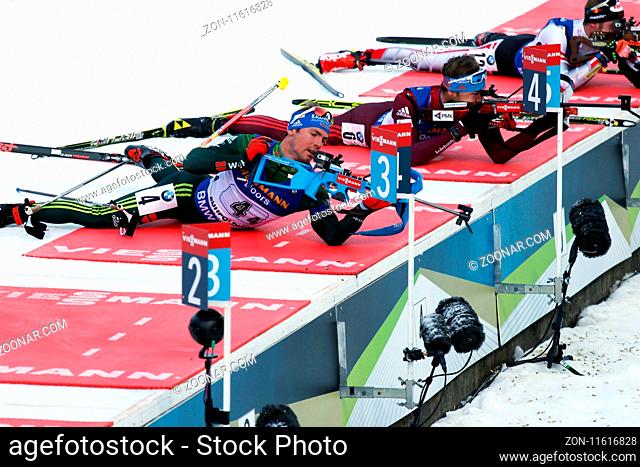Simon Schempp (SZ Uhingen) beim Nachladen am Schießstand beim IBU Staffelrennen der Herren beim Weltcup in Ruhpolding