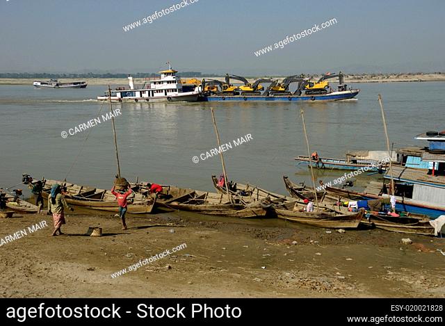 Boote am Ayeyarwady in Mandalay