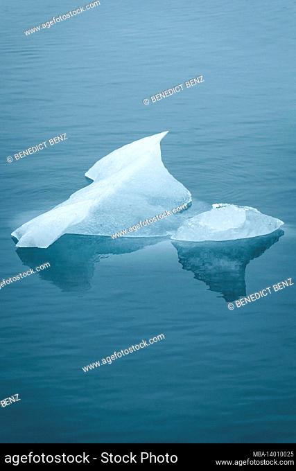 ice floes in the jökulsárlón glacier lagoon