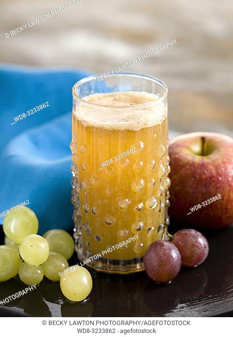 zumo de uva blanca, uva negra, manzana y hierbabuena. / white grape, black grape, apple and mint juice