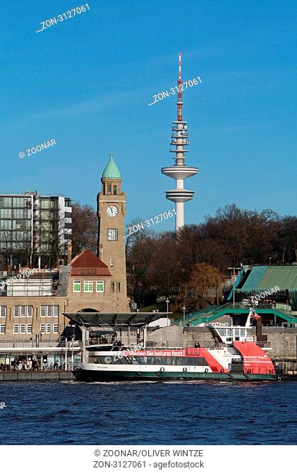 Blick auf den Fernsehturm und die Landungsbrücken in Hamburg / View to the tv tower and the jetties in Hamburg