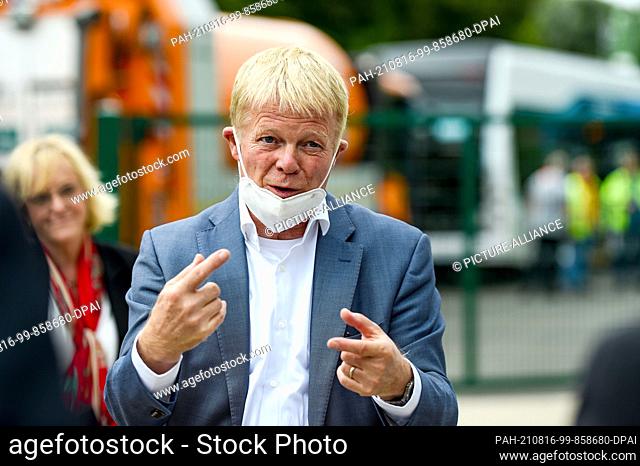 16 August 2021, North Rhine-Westphalia, Wuppertal: DGB Chairman Reiner Hoffmann gestures while talking to employees. The trade union official is visiting the...