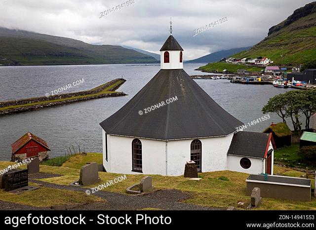 Die achteckige Kirche mit Blick auf den Atlantik in dem kleinen Ort Haldarsvik, Streymoy, Faeroeer, Føroyar, Daenemark, Europa