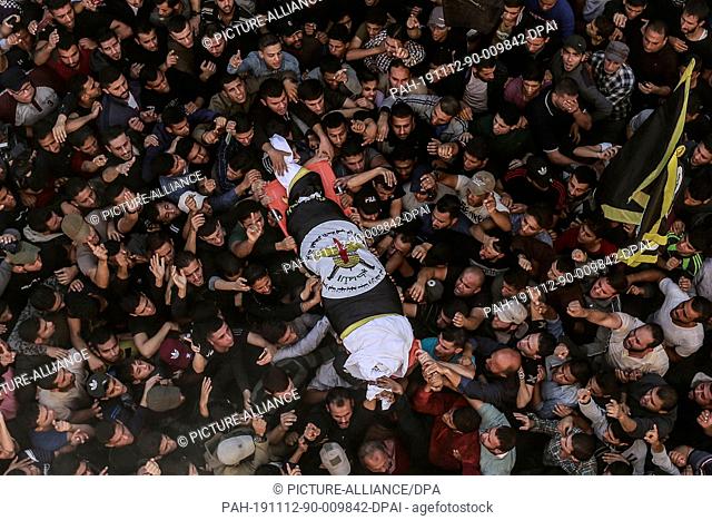 dpatop - 12 November 2019, Palestinian Territories, Gaza: Mourners carry the body of Palestinian Islamic Jihad leader Baha Abu Al-Atta during his funeral after...