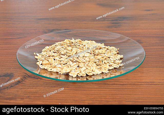 Glasteller mit Haferflocken - Plate of glass with oat flakes