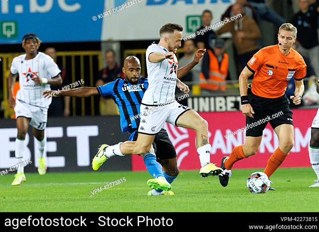 Club's Denis Odoi and Cercle's Dino Hotic fight for the ball during a soccer match between Club Brugge KV and Cercle Brugge, Friday 02 September 2022 in Brugge
