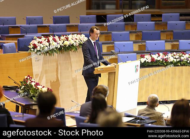 08 March 2022, North Rhine-Westphalia, Bonn: Hendrik Wüst (CDU), Minister President of North Rhine-Westphalia, stands at the lectern during his address to the...