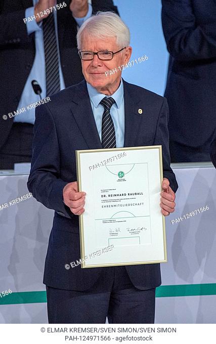 Dr. Reinhard RAUBALL (mi., DFB vice president, DFL president) resigns after twelve years and is honored as a DFB honorary member, half figure, half figure