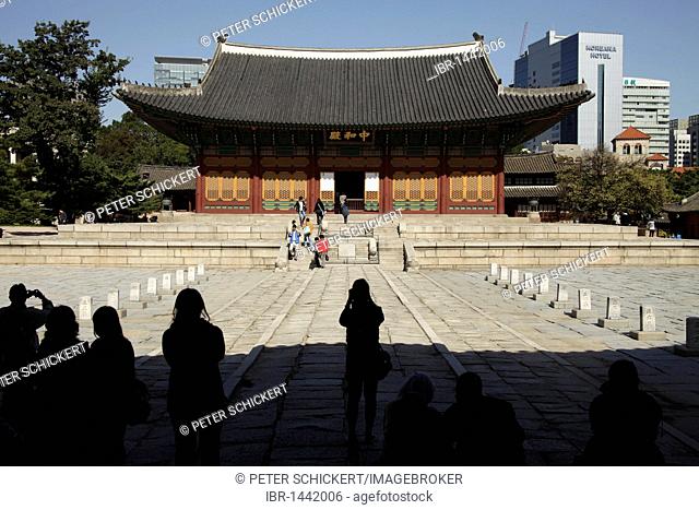 Royal palace Gyeongun-gung, Deoksugung Palace, and modern architecture in the Korean capital city Seoul, South Korea