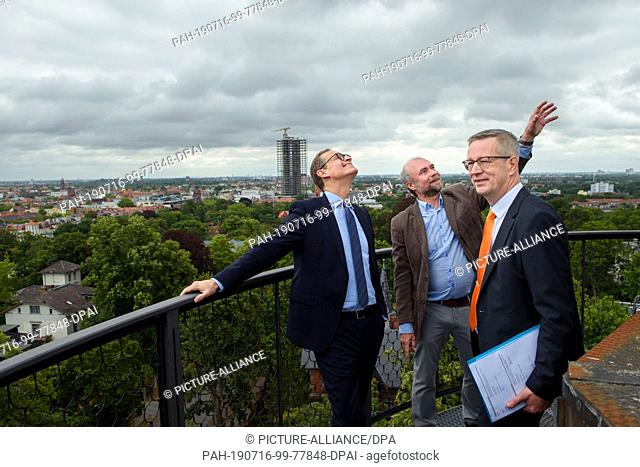 16 July 2019, Berlin: Michael Müller (SPD, l-r), Governing Mayor of Berlin, Uwe Ulbrich, Head of the Working Group on Climate Diagnostics and Meteorological...