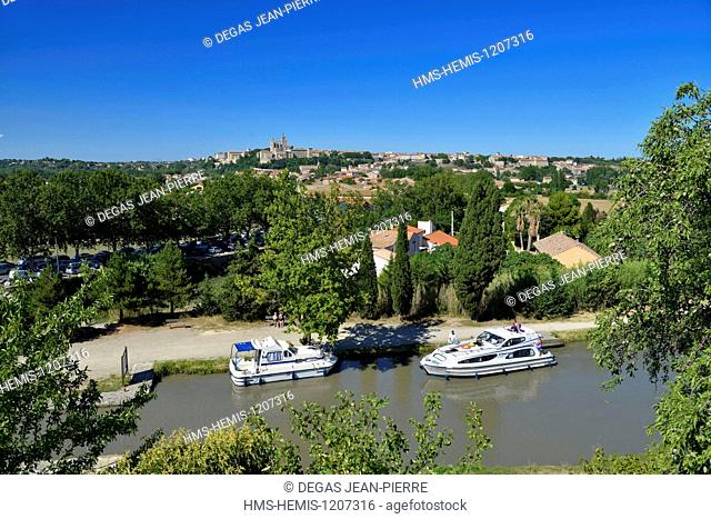 France, Herault, Beziers, Canal du Midi listed as World Heritage by UNESCO, locks of Fonseranes, pleasure boats with the Cathedral Saint Nazaire in the...