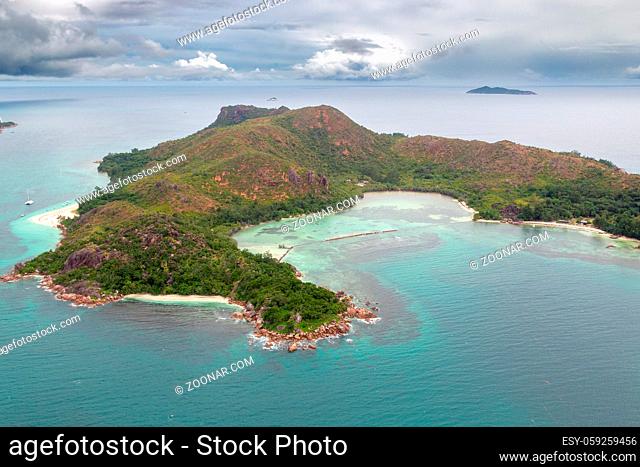 Luftaufnahme der Insel Curieuse, Seychellen. Aerial view of the small island Curieuse, Seychelles in the Indian Ocean