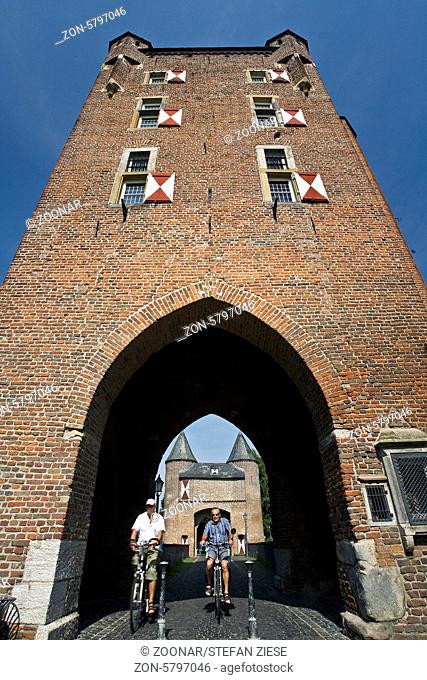 Das Klever Tor ist ein 1393 erbautes Doppeltor in Xanten am Niederrhein und war Teil der mittelalterlichen Stadtbefestigung